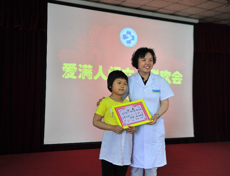 王娴静鼓励患儿们坚持治疗乐观生活